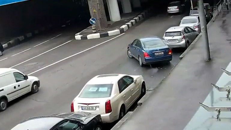 Πήγε να παρκάρει και προκάλεσε χάος!